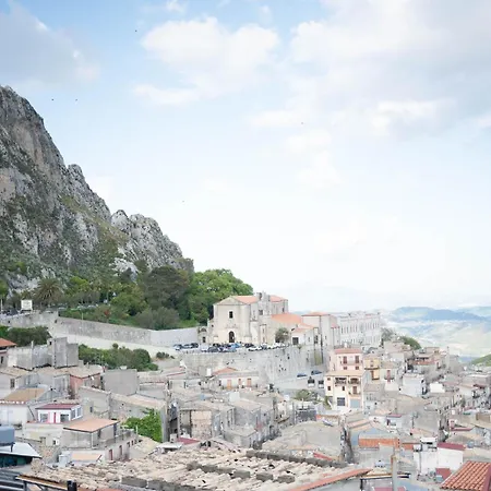 Ricriu, Nel Cuore Del Borgo